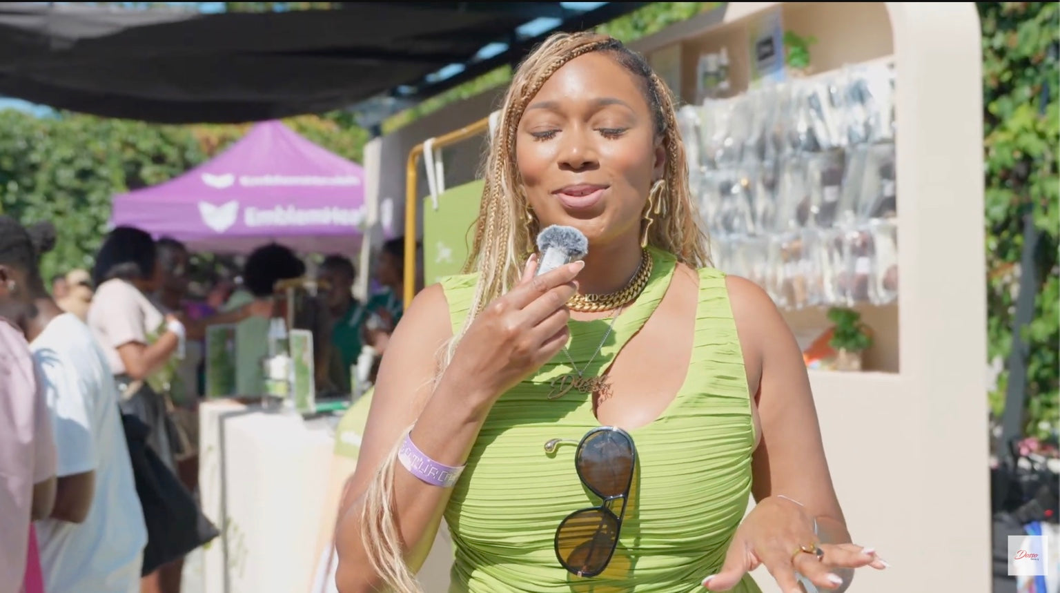 Charger la vidéo : Dosso Beauty x ENVSN NYC Event Video Woman Showcasing Non Toxic Braiding Hair Products Outdoor Brand Activation Demo