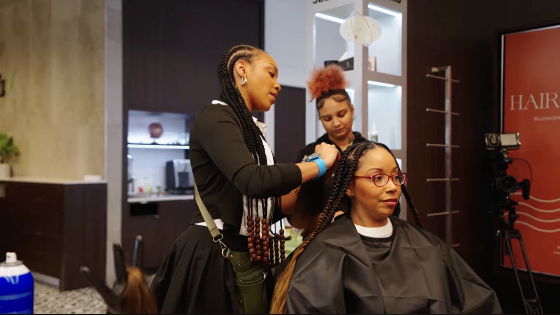 Charger la vidéo : Maryland Braid Bar Tour recap, stylists braiding hair during live event